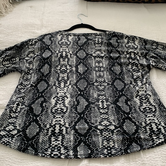 She & Sky women’s tee shirt, snakeskin fabric, size medium. - Picture 6 of 6